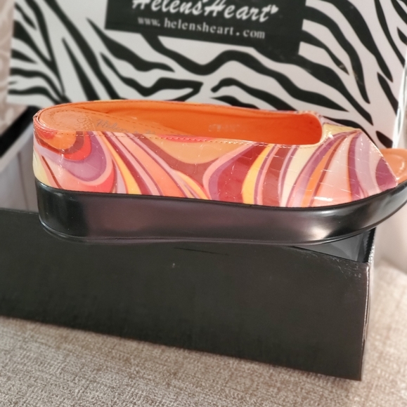 2 PAIRS OF GORGEOUS SPRING SLIDES - Picture 2 of 4